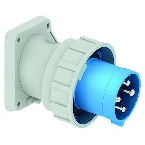 Przemysłowe gniazdo elektryczne z trzema metalowymi stykami i niebieską osłoną ochronną, zamontowane na szarym uchwycie ściennym.