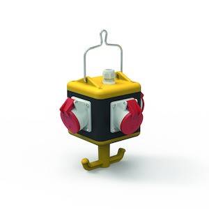 Listwa zasilająca z wieloma gniazdkami w kolorach czerwonym i białym, w żółtej obudowie, wyposażona w hak do zawieszenia.