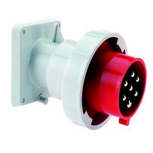 Czerwony i biały wtyk przemysłowy o wielu stykach, sfotografowany z boku na białym tle.