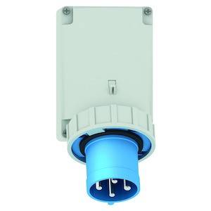 Gniazdo ścienne z niebieskim wtyczką CEE, widok z przodu. Odpowiednie do przemysłowych podłączeń elektrycznych.