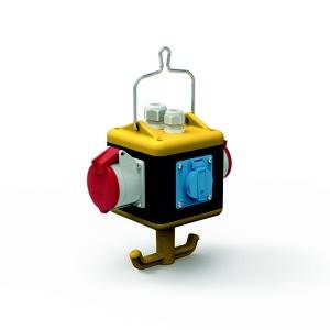 Kompaktowa, przenośna rozdzielnica elektryczna z dwoma gniazdami, odpowiednia do użytku na budowach lub podczas imprez plenerowych.