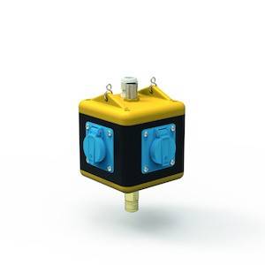 Żółto-czarny elektryczny rozdzielacz sześcienny z niebieskimi gniazdami na każdej ścianie i centralnym złączem na górze.