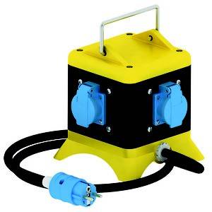 Żółta rozdzielnica elektryczna z czterema niebieskimi gniazdami i czarnym przewodem, przeznaczona do użytku na budowach i w przemyśle.