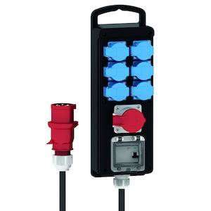 Rozdzielacz elektryczny z sześcioma niebieskimi i jednym czerwonym gniazdem, przeznaczony do zastosowań przemysłowych.