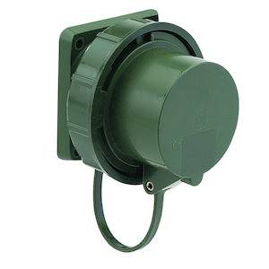 Zielona elektryczna wtyczka przyłączeniowa z zdejmowalnym wtykiem i pokrywą ochronną, odpowiednia do zastosowań przemysłowych.