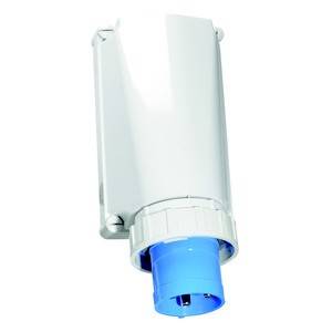 Zamontowany niebieski wtyk CEE (typ 2P+E) na białym uchwycie ściennym, powszechnie stosowany w zastosowaniach przemysłowych.