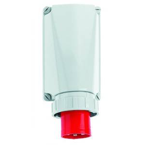 Biała wtyczka z czerwonym złączem. Zamontowana pionowo, o przemysłowym designie. Odpowiednia do ciężkich maszyn lub urządzeń elektrycznych.