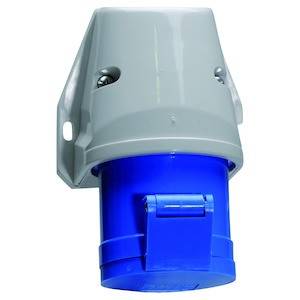 Gniazdo przemysłowe w kolorze niebieskim i szarym. Montaż naścienny. Stosowane do podłączeń elektrycznych w środowiskach przemysłowych.