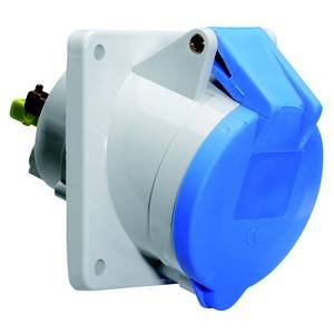 Na ścianie zamontowana jest niebiesko-biała przemysłowa wtyczka z osłaniającą ją klapką ochronną.