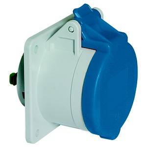 Niebieski wtyk elektryczny w białym gnieździe ściennym, widziany z boku.