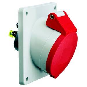 Gniazdo prądu przemysłowego, w kolorze czerwonym i białym, zamontowane na białej ścianie.