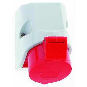 Czerwone przemysłowe gniazdo elektryczne z białą obudową, wykonane z tworzywa sztucznego, przeznaczone do podłączeń elektrycznych w środowiskach przemysłowych.