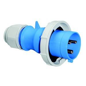 Niebieski, okrągły wtyk z trzema metalowymi stykami leży na białej powierzchni.