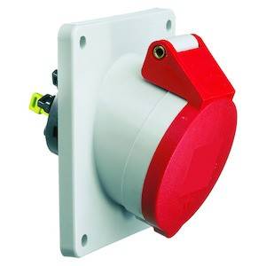 Czerwono-szara przemysłowa wtyczka elektryczna z pokrywą, zamocowana na białym uchwycie ściennym.