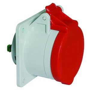 Gniazdo elektryczne z czerwoną osłoną ochronną, przeznaczone do zastosowań przemysłowych. Wykonane z wytrzymałego materiału zapewniającego podwyższone bezpieczeństwo.