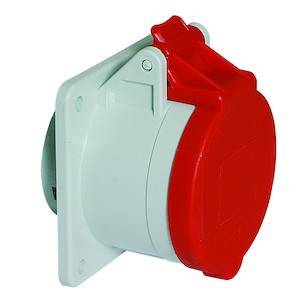 Przemysłowe gniazdo elektryczne w białej obudowie z czerwoną pokrywą zamykającą, nadające się do montażu ściennego.