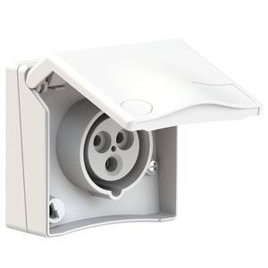 Biała naścienna gniazdo elektryczne z klapką, odpowiednia do stosowania na zewnątrz. Posiada trzy otwory na wtyczki i jest wykonana w sposób odporny na warunki atmosferyczne.