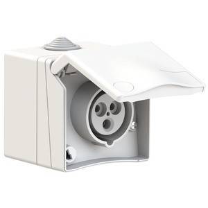 Biała gniazdo elektryczne z uziemieniem i klapką ochronną w pozycji otwartej. Jest przeznaczone do użytku na zewnątrz.