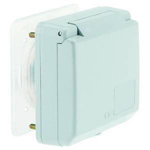 Biały, prostokątny, zamknięty włącznik naścienny, odpowiedni do wilgotnych środowisk.