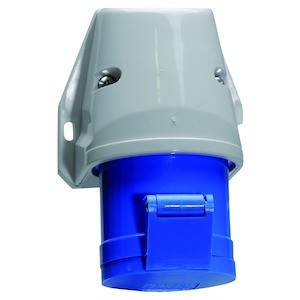 Niebieskie i szare przemysłowe gniazdo elektryczne zamontowane na ścianie, przeznaczone do podłączenia urządzeń o dużym poborze mocy.