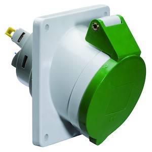 Biała i zielona wtyczka przemysłowa z pokrywą ochronną i płytką montażową do mocowania ściennego.
