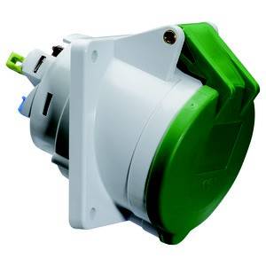 Elektryczne gniazdo z zielonym deklem ochronnym, zamocowane na białej płytce montażowej; służy do bezpiecznego podłączenia prądu.