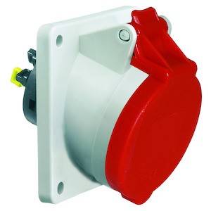 Przemysłowe złącze elektryczne z czerwoną, okrągłą osłoną ochronną na białej podstawie z tworzywa sztucznego, przeznaczone do połączeń elektrycznych.