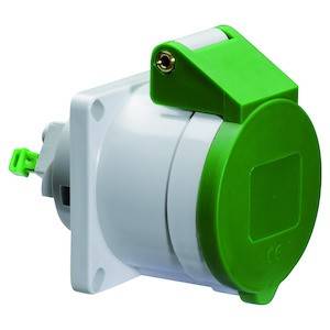 Biała i zielona wtyczka ścienna do zastosowań przemysłowych, gniazdo z osłoną ochronną dla zwiększonego bezpieczeństwa.