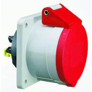 Biała naścienna wtyczka elektryczna z czerwonym wejściem i osłoną ochronną. Odpowiednia do zastosowań przemysłowych.