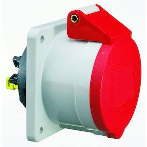 Przemysłowe gniazdo elektryczne w czerwonej obudowie z pokrywą, przeznaczone do połączeń wysokoprądowych w instalacjach elektrycznych.