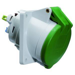 Biała i zielona wtyczka z osłoną w pozycji otwartej, zamontowana na ścianie. Odpowiednia do różnych podłączeń elektrycznych.