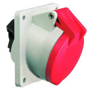 Biała i czerwona okrągła wtyczka z kwadratową podstawą. Przede wszystkim nadająca się do zastosowań przemysłowych.