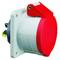 Czerwone i białe gniazdo elektryczne z osłoną zabezpieczającą jest zamontowane na białej płycie. Jest ono stosowane w zastosowaniach przemysłowych.