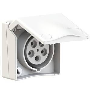 Otwarte białe gniazdko elektryczne z pokrywką, prezentujące pięć otworów ułożonych w kształcie koła, przeznaczonych do podłączenia urządzeń elektrycznych.