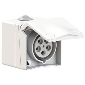 Biała naścienna wtyczka elektryczna z otwartą klapką, pokazująca pięć okrągłych otworów kontaktowych.