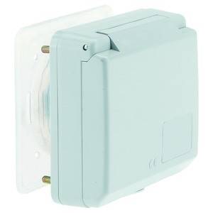 Biała wtyczka ścienna z klapką ochronną, przeznaczona do montażu naściennego, odporna na warunki atmosferyczne i nadająca się do użytku na zewnątrz.