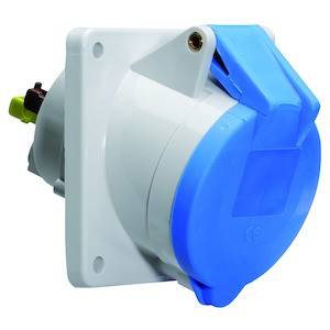 Niebiesko-biała wtyczka elektryczna do zastosowań przemysłowych, zamontowana na szarej płycie ściennej.