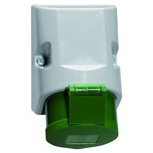 Biała elektryczna wtyczka z zieloną pokrywą, zamontowana na ścianie.