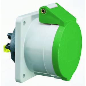 Zielona-biała wtyczka naścienna z klapką i systemem uziemienia. Nadaje się do połączeń elektrycznych w przestrzeniach zewnętrznych.