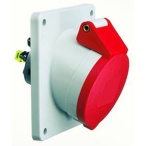 Widoczne jest czerwone, okrągłe przemysłowe gniazdo elektryczne z osłoną ochronną, zamontowane na białej kwadratowej płycie.