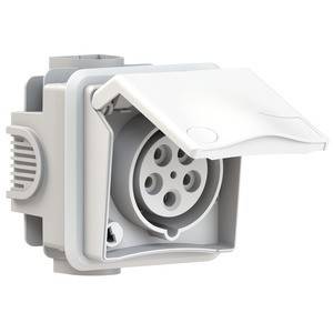 Biała, odporna na warunki atmosferyczne zewnętrzna wtyczka elektryczna z otwartą klapką, ukazująca przyłącza wewnętrzne. Odpowiednia do trudnych warunków zewnętrznych.