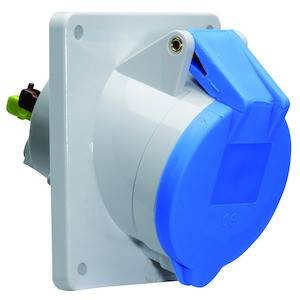 Przemysłowe gniazdo elektryczne z niebieską pokrywą, zamontowane na ścianie, gotowe do podłączenia elektrycznego.