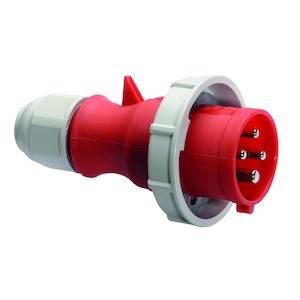 Czerwona wtyczka prądu trójfazowego z wieloma stykami i szarą obudową. Odpowiednia do zastosowań przemysłowych lub technicznych.