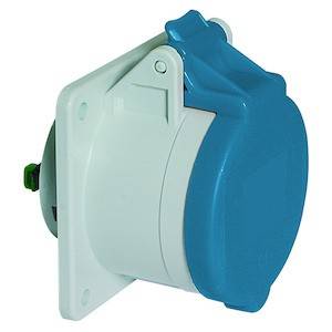 Przemysłowe niebieskie gniazdo wtykowe CEE, widok z boku. Posiada osłonę ochronną. Odpowiednie do podłączeń prądu o wysokim natężeniu.