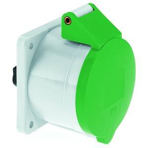 Biała wtyczka elektryczna z zieloną osłoną ochronną, zamontowana z boku.