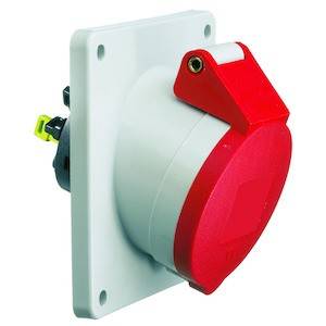 Przemysłowe gniazdo Schuko z czerwoną pokrywą, zamontowane na białej płycie.