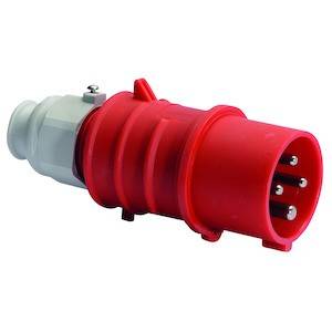 Czerwony przemysłowy wtyk elektryczny z trzema metalowymi stykami, odpowiedni do wysokowydajnych połączeń elektrycznych w zastosowaniach przemysłowych.