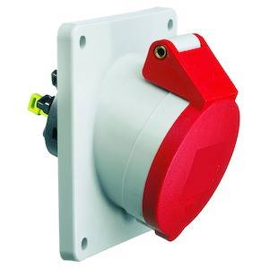 Okrągłe, przemysłowe gniazdo elektryczne na białej płytce ściennej, zaprojektowane do podłączeń prądu silnikowego, wyposażone w osłonę ochronną.