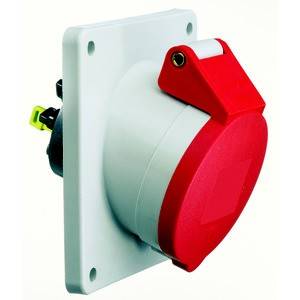 Białe elektryczne gniazdo wtykowe z czerwoną pokrywą ochronną, zamontowane na ścianie, przeznaczone do zastosowań przemysłowych.
