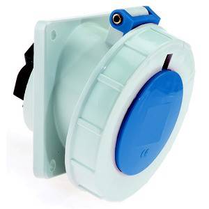 Biała elektryczna wtyczka z niebieską osłoną ochronną i czarnym złączem, zamontowana na białym uchwycie.